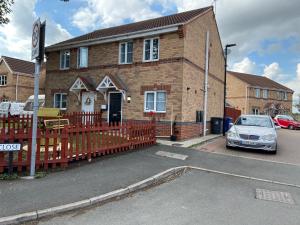 um carro estacionado em frente a uma casa de tijolos em Ramskir Apartment em Doncaster