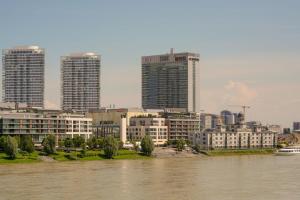 una ciudad con edificios altos junto a un río en Zora Exclusive Apartment en Bratislava