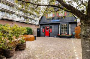 een gebouw met een rode deur en een aantal planten bij Villa Zwolle Centraal in Zwolle