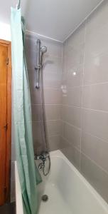 y baño con bañera y ducha. en Gite Puy De Dôme en Aydat