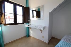 1 dormitorio con lavabo, espejo y cama en Old Town Apartments 2D, en Albufeira