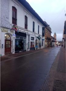 une rue vide dans une ville avec des bâtiments dans l'établissement HOTEL DUX, à Tunja