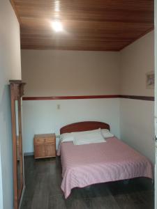 - une chambre avec un lit et un plafond en bois dans l'établissement HOTEL DUX, à Tunja