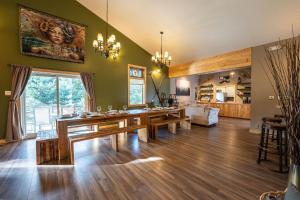 Gallery image of Journey's Perch by Revelstoke Vacations in Revelstoke +77 photos