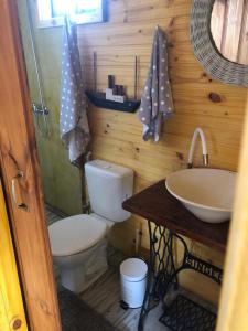 a bathroom with a toilet and a sink at Bahía in Punta Del Diablo