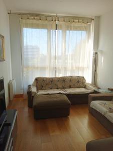 sala de estar con sofá y ventana en RiverSide, en Barakaldo