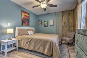 een slaapkamer met een bed en een plafondventilator bij Stellar Fort Walton Retreat about 2 Mi to Beach! in Fort Walton Beach