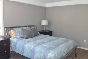 斯廷博特斯普林斯的住宿－True Ski-in Ski-Out Luxury 3bd with huge views，一间卧室配有一张带蓝色毯子和枕头的床。
