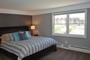 um quarto com uma cama e uma janela em True Ski-in Ski-Out Luxury 3bd with huge views em Steamboat Springs