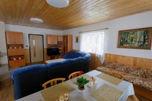 sala de estar con sofá azul y mesa en Chata Lomnice U Potoka, en Lomnice