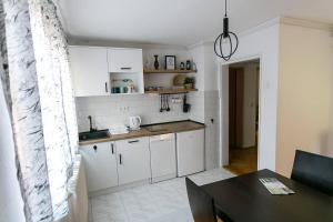 Η κουζίνα ή μικρή κουζίνα στο BeeStrick Apartment - Charming and Spacious