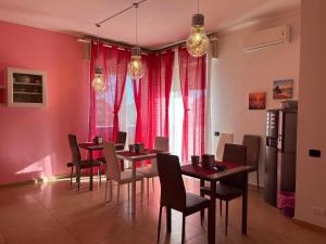 A seating area at Color House Malpensa B&B