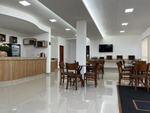 Televisyen dan/atau pusat hiburan di FRATELLI PREMIUM HOTEL