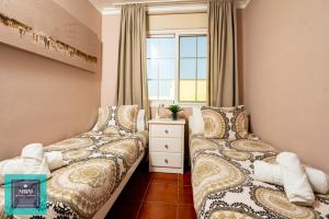 ein Schlafzimmer mit zwei Betten und einem Fenster in der Unterkunft Tita Apartment Montaña La Data in San Bartolomé de Tirajana + 59 Fotos