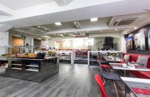 Ein Restaurant oder anderes Speiselokal in der Unterkunft Leonardo Boutique Hotel Barcelona Sagrada Familia 