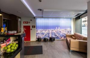 Ein Sitzbereich in der Unterkunft Leonardo Boutique Hotel Barcelona Sagrada Familia