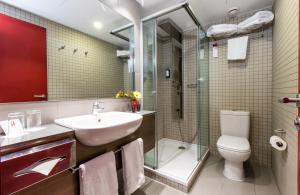 a bathroom with a sink and a shower and a toilet at Leonardo Boutique Hotel Barcelona Sagrada Familia in Barcelona