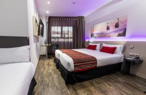Ein Bett oder Betten in einem Zimmer der Unterkunft Leonardo Boutique Hotel Barcelona Sagrada Familia
