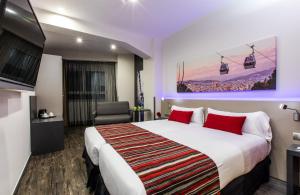 Ein Bett oder Betten in einem Zimmer der Unterkunft Leonardo Boutique Hotel Barcelona Sagrada Familia