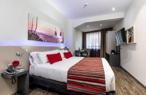 Ein Bett oder Betten in einem Zimmer der Unterkunft Leonardo Boutique Hotel Barcelona Sagrada Familia