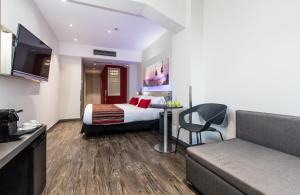 Ein Bett oder Betten in einem Zimmer der Unterkunft Leonardo Boutique Hotel Barcelona Sagrada Familia