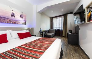 Ein Bett oder Betten in einem Zimmer der Unterkunft Leonardo Boutique Hotel Barcelona Sagrada Familia