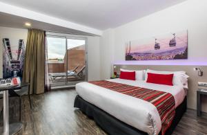 Ein Bett oder Betten in einem Zimmer der Unterkunft Leonardo Boutique Hotel Barcelona Sagrada Familia