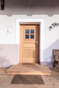 eine Holztür in einem Zimmer mit einem Teppich in der Unterkunft Ferienwohnungen in der alten Schnapsbrennerei Kolleritsch in Mureck in Mureck