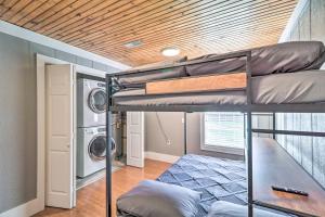a bunk bed in a tiny house with a washer and dryer at Charming Retreat Less Than 2 Mi to Cranfield Marina! in Mountain Home