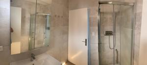 卡爾維的住宿－Apartment Vue Mer，带淋浴和盥洗盆的浴室