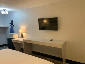 Postel nebo postele na pokoji v ubytování Rodeway Inn