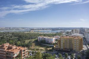 una vista aérea de una ciudad con edificios altos en Candirocha Mira Sol, en Portimão