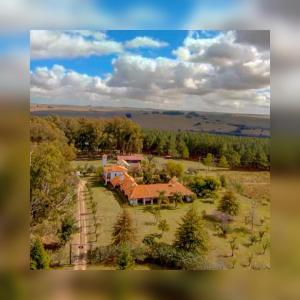 una vista aérea de una casa en un campo en Pinos de la Quebrada, en Treinta y Tres