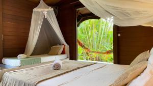 Duas camas num quarto com uma janela em GWO CAILLOU - Gites créoles de charme em Bouillante