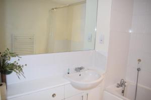 Ванная комната в 2 bedroom & 2 bathroom apartment - TcA58