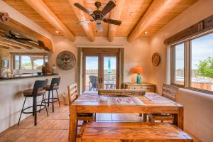 uma sala de jantar com uma mesa e uma ventoinha de tecto em Casa Olufsen em Taos