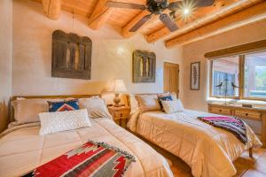 um quarto com 2 camas e uma ventoinha de tecto em Casa Olufsen em Taos
