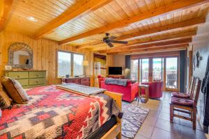 um quarto com uma cama e uma sala de estar em Casa Olufsen em Taos