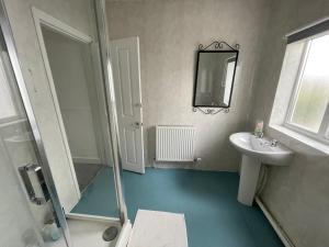 A bathroom at Golden Triangle Rooms