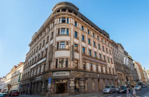 プラハにあるNYX Hotel Prague by Leonardo Hotelsの通路角の大きな建物