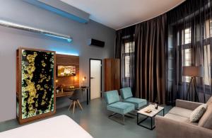un soggiorno con divano e sedie in camera di NYX Hotel Prague by Leonardo Hotels a Praga