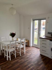 A kitchen or kitchenette at Golden Triangle Rooms
