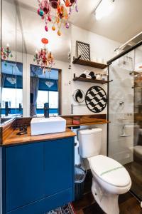 Un baño con un lavabo azul y un inodoro. en Apto1712 - Apartamento inteiro, Completo e Confortável, en São Paulo