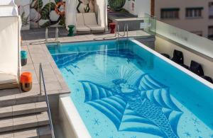 Bazén v ubytování NYX Hotel Madrid by Leonardo Hotels nebo v jeho okolí