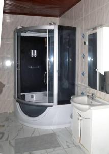 a bathroom with a shower and a sink at Villa luxueuse - Odza - Yaoundé in Yaoundé