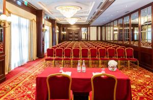 Posezení v ubytování Leonardo Hotel Milan City Center