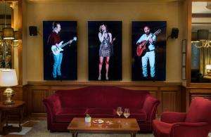 TV a/nebo společenská místnost v ubytování Leonardo Hotel Milan City Center