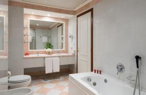 Koupelna v ubytování Leonardo Hotel Milan City Center