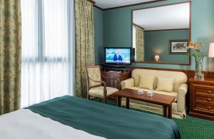 TV a/nebo společenská místnost v ubytování Leonardo Hotel Milan City Center