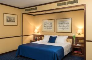 Postel nebo postele na pokoji v ubytování Leonardo Hotel Milan City Center